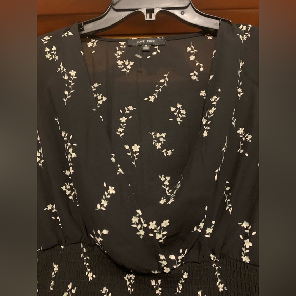 NWOT Love Tree Size M Black Floral Crop Top - Picture 3 of 6